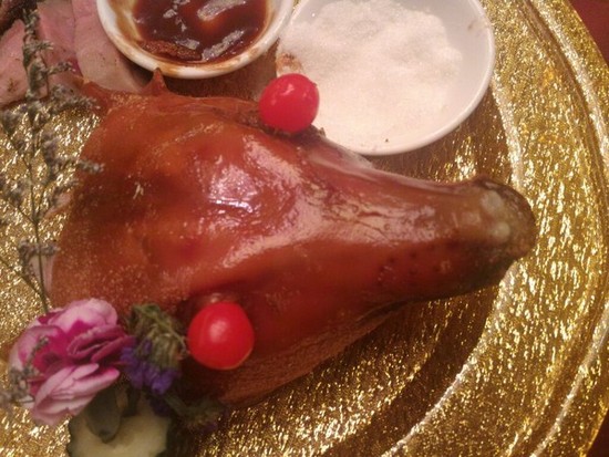 香港男子大陆吃烤乳猪傻眼：似猪如鼠 基因改造猪？