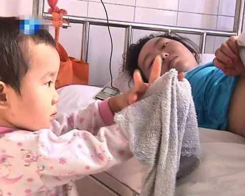 3岁女童独自照顾出车祸妈妈 外公外婆身亡司机逃逸
