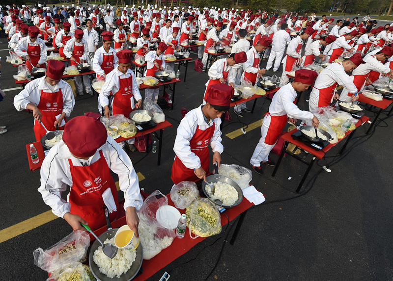 江苏扬州300人同炒近4吨扬州炒饭 场面壮观香气四溢
