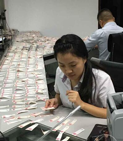 老人精神病发撕碎毕生积蓄4万多元 银行加班拼接