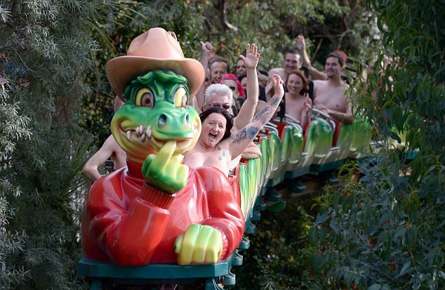 英国57名男女赤身裸体乘过山车筹治癌善款 场面震撼