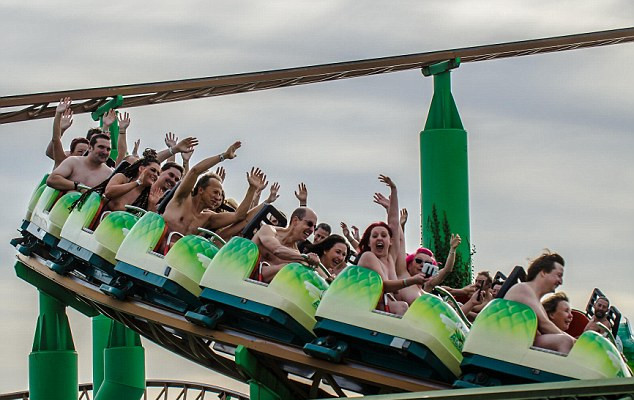 英国57名男女赤身裸体乘过山车筹治癌善款 场面震撼