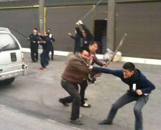 车主遭执法人员抡拳暴打现场
