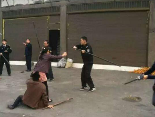 车主遭执法人员抡拳暴打