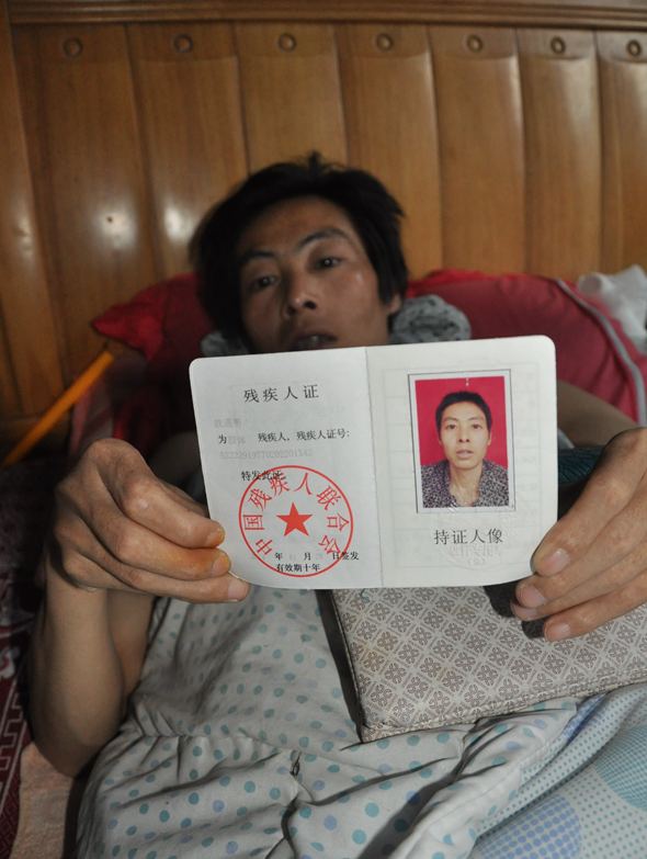 7岁娃独自照顾瘫痪父亲 父亲想自杀妈妈去哪儿了