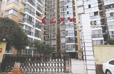 小区居民诉开发商房产证办理不及时