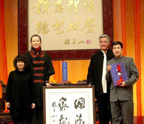 网曝赵本山惊天丑闻 收徒现场犹如"万国来朝"