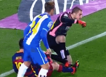 梅西遭对方故意猛踩险废脚 球王罕见暴怒要干架_体育新闻_中国劲松网