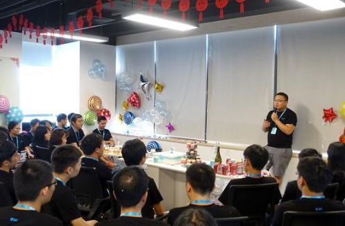 缆360CEO胡德良在周年庆活动现场向员工介绍平台未来规划
