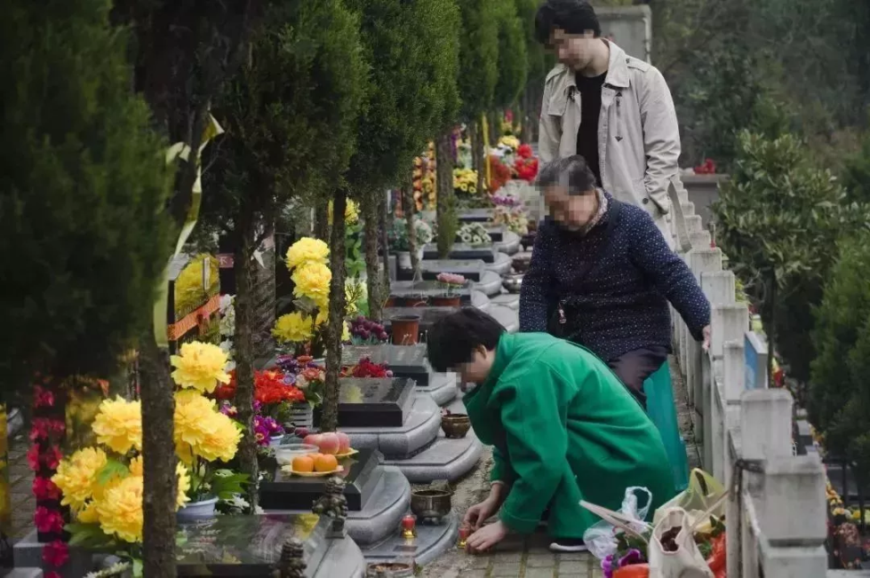 清明节扫墓 盘点墓地传来的“灵异”事件