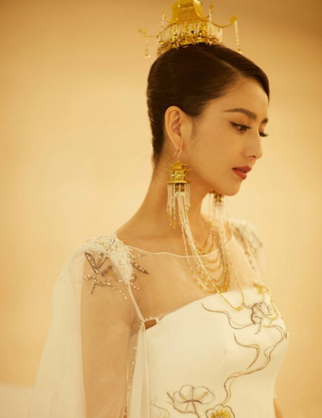 佟丽娅任首位“天坛女神” 尽显大美中国风
