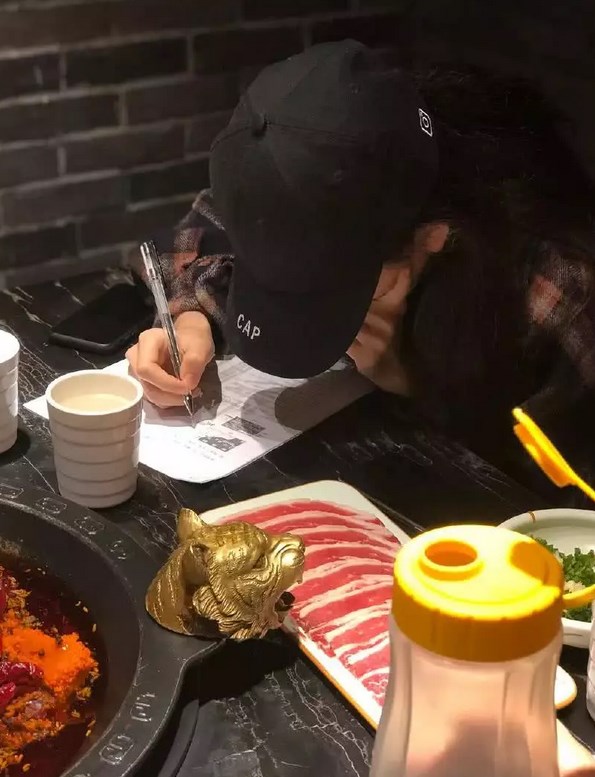 宋祖儿晒录取通知书