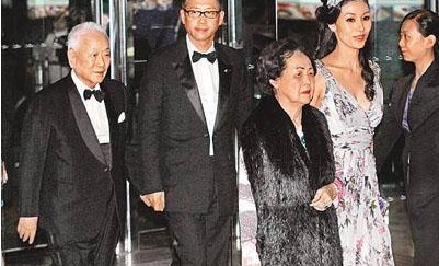 身家千亿41岁才生独子 90岁才当爷爷