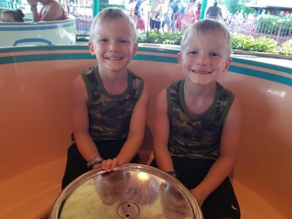 双胞胎兄弟救了溺水的3岁小宝宝