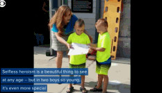 双胞胎兄弟救了溺水的3岁小宝宝