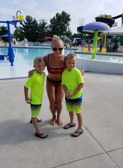 双胞胎兄弟救了溺水的3岁小宝宝