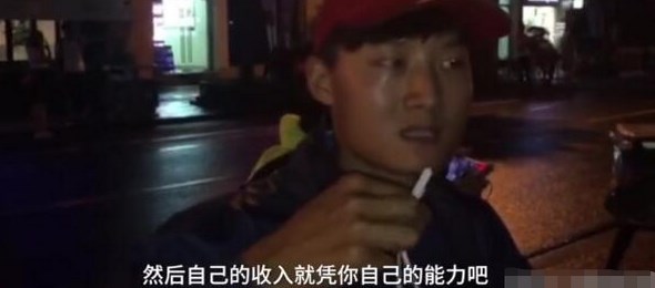小哥世界杯中深夜送外卖月入过万
