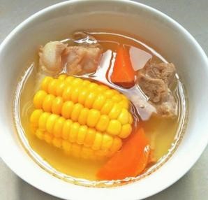 胡萝卜玉米排骨汤