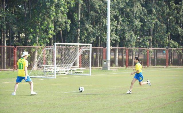 天亮晒照森碟 小亮仔为巴西打Call