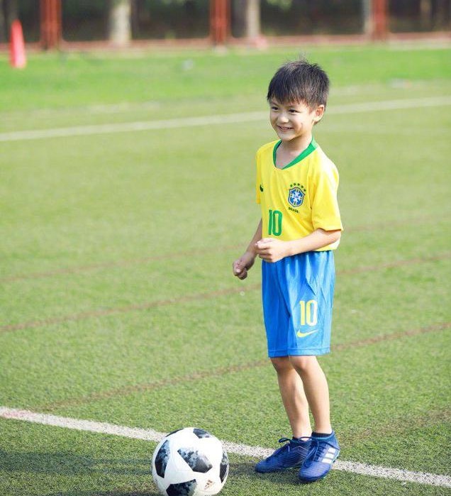 天亮晒照森碟 小亮仔为巴西打Call