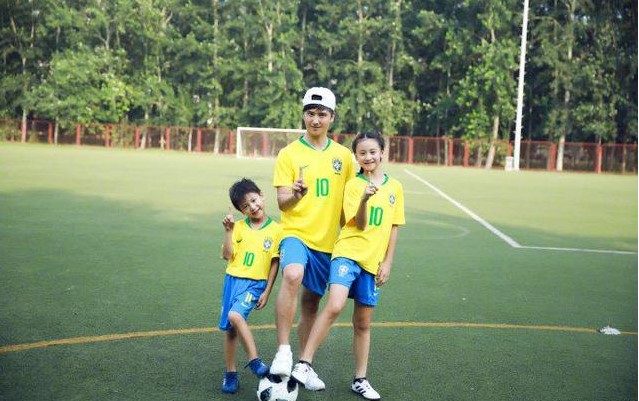 天亮晒照森碟 小亮仔为巴西打Call