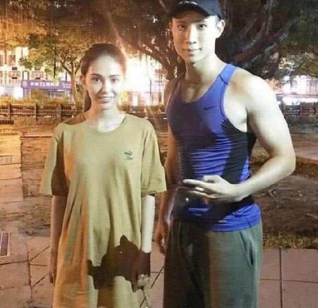 周杰伦带老婆昆凌运动，遇球友求合影
