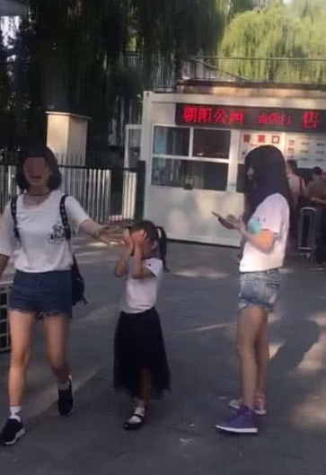 李小璐罕见露面，带甜馨逛公园