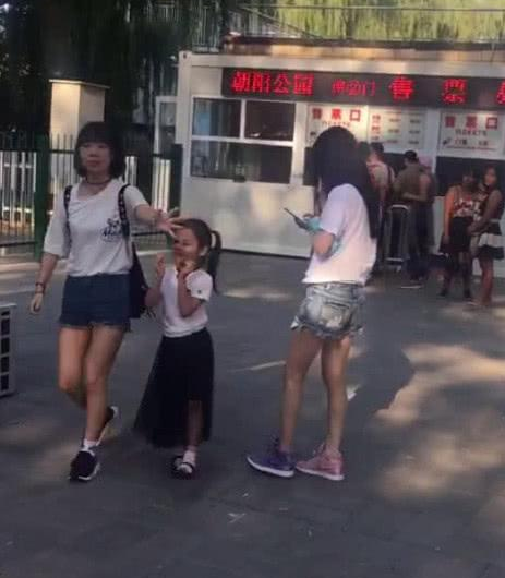 李小璐罕见露面，带甜馨逛公园