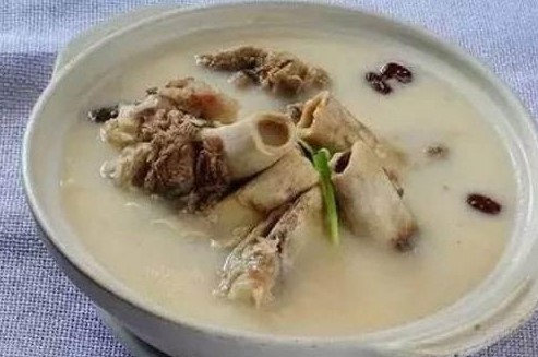 炖大骨汤这样做味道更鲜美