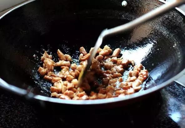炒猪肉时，先放酱油还是先放盐