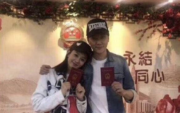 赵丽颖朋友圈晒出与冯绍峰亲密合影