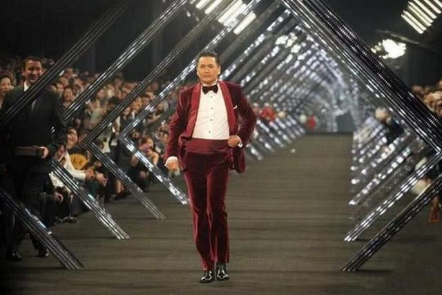 63岁周润发走秀，这气质呼声不减当年