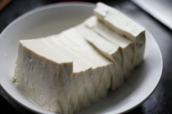 一块豆腐，两个鸡蛋，放进碗里混合均匀