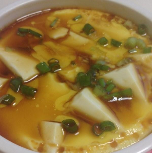 一块豆腐，两个鸡蛋，放进碗里混合均匀
