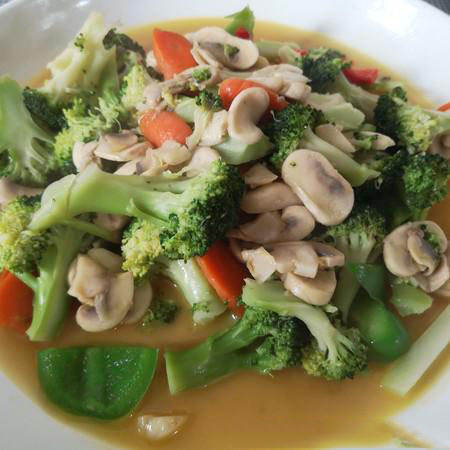 西兰花炒蘑菇，比肉好吃的素菜菜谱