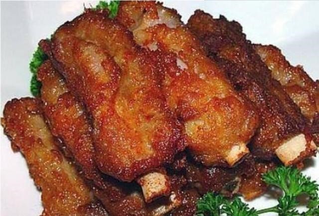 香酥排骨皮脆肉嫩，口感鲜滑