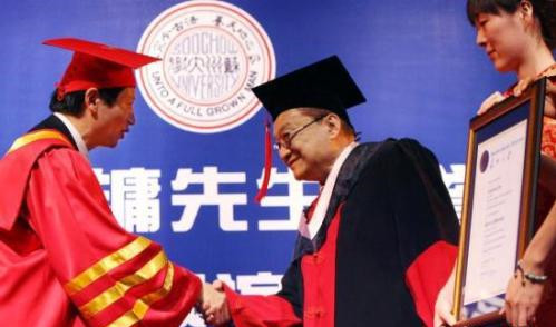 金庸的两支笔和三重身份