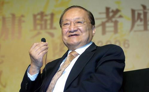 金庸的两支笔和三重身份