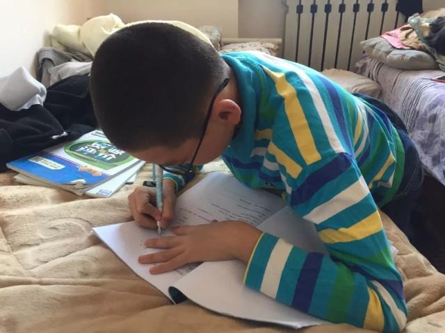 妈妈患癌爸爸自缢 ，12岁男孩辍学养家