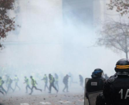 法国遭遇13年来最严重骚乱，逾7万人示威