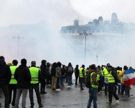 法国遭遇13年来最严重骚乱，逾7万人示威