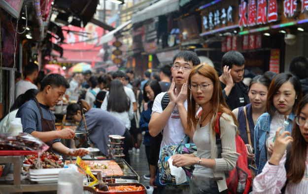 中国那些“专坑外地人”的美食街······
