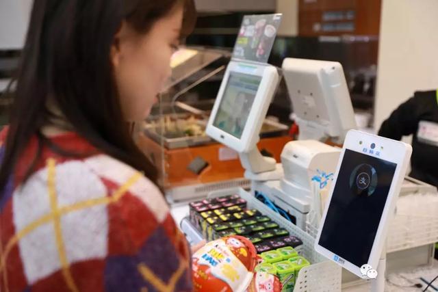 支付宝“蜻蜓”问世，刷脸就能付钱？