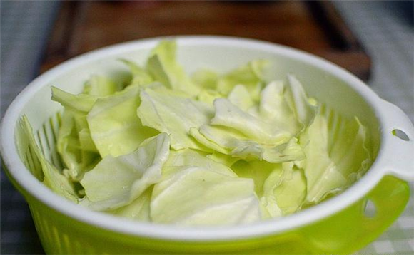 超级下饭的一道家常菜：手撕包菜