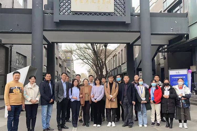 《创见》新书签售会合影留念