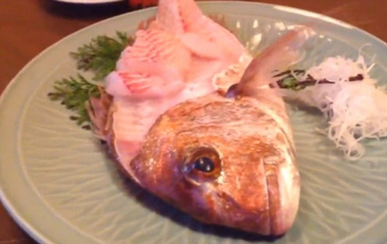 日本食客吃生鱼片 生鱼残躯复活跃出餐盘吓坏众人