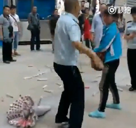 曝贵州城管持木棍暴打无照糖葫芦女商贩：敢打老子