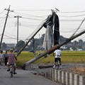 日本遭龙卷风袭击 屋顶被卷走