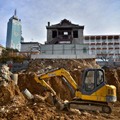 济南百年建筑先拆再建 被挖成孤岛