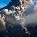 印尼火山两日爆发8次 上万人逃离